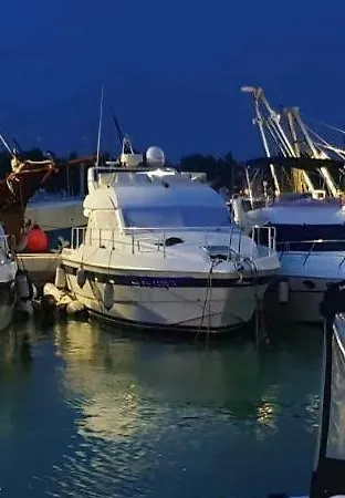 Hotel na wodzie Yacht Miss